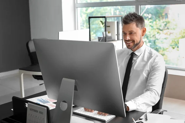 Gutaussehender Geschäftsmann Arbeitet Mit Computer Tisch Büro — Stockfoto
