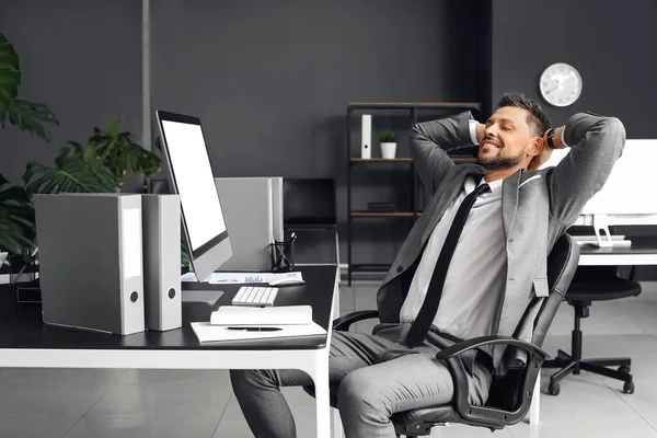 Smiling Young Businessman Relaxing Office — Stock fotografie