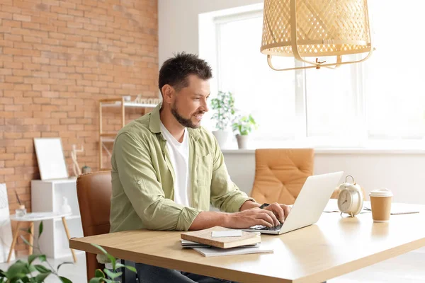 Hombre Guapo Trabajando Con Ordenador Portátil Mesa Oficina — Foto de Stock