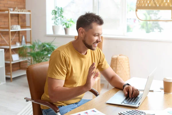 Handsome Man Video Chatting Laptop Table Office — Stock Photo, Image