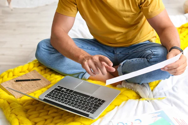 Mladý Muž Pracující Dokumentem Notebookem Posteli Doma Detailní Záběr — Stock fotografie