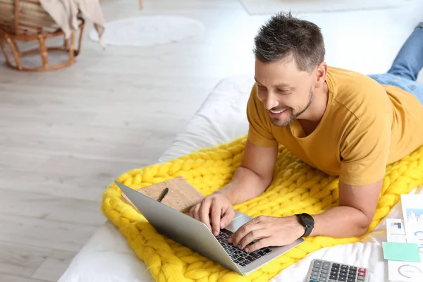 Hombre Guapo Trabajando Con Ordenador Portátil Cama Casa — Foto de Stock