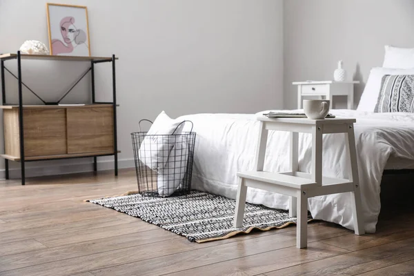White Step Stool Cup Magazines Bed Modern Room — стоковое фото