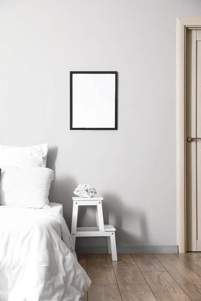 Weißer Stufenhocker Mit Dekor Und Bett Nahe Lichtwand — Stockfoto