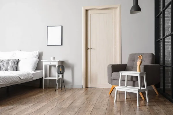 Interieur Van Lichte Slaapkamer Met Witte Trapstoel Fauteuil — Stockfoto