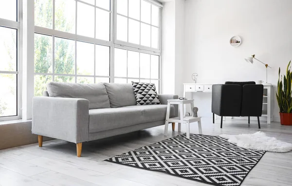 Beyaz basamaklı iskemle ve kanepeli oturma odasının içi.