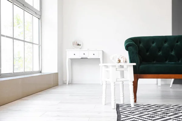 Elegante Sofá Verde Mesa Con Decoración Salón Luminoso —  Fotos de Stock