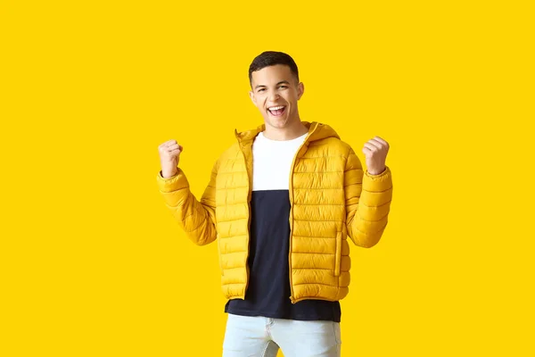 Sarı Arka Planda Şık Ceketli Mutlu Genç Adam — Stok fotoğraf