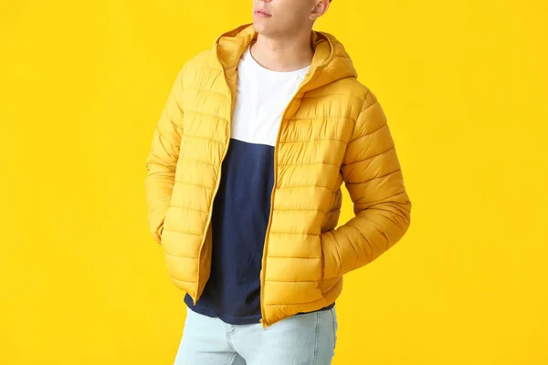 Schöner Junger Mann Stylischer Jacke Auf Gelbem Hintergrund — Stockfoto
