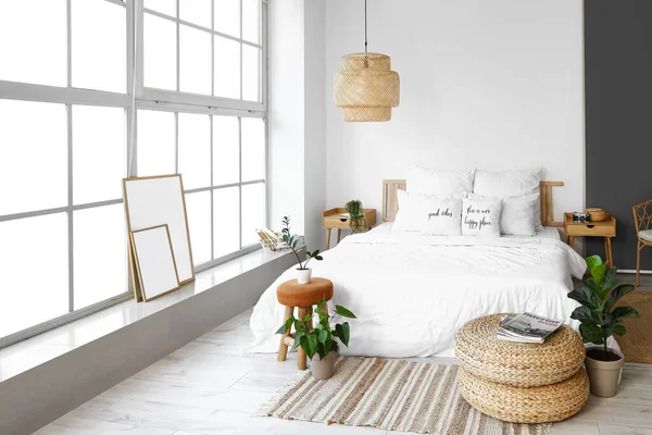 Interior Kamar Tidur Modern Ringan Dengan Meja Kayu Dan Jendela — Stok Foto