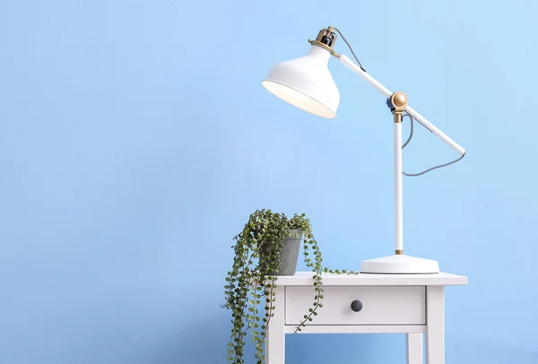 Moderne Lamp Kamerplant Tafel Buurt Van Kleur Muur — Stockfoto