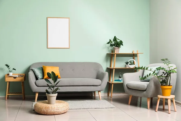 带有沙发和室内植物的现代客厅的内部 — 图库照片