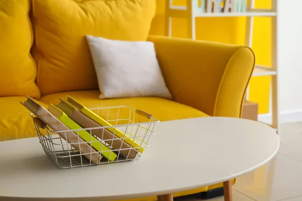 Korb Mit Büchern Auf Couchtisch Stilvollen Wohnzimmer — Stockfoto