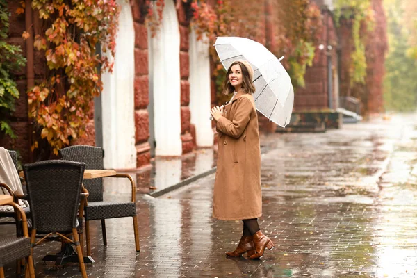 Leende Kvinna Med Paraply Regnig Höstdag — Stockfoto