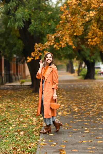 Happy Young Woman Stylish Handbag Autumn City Street — Stock Photo, Image