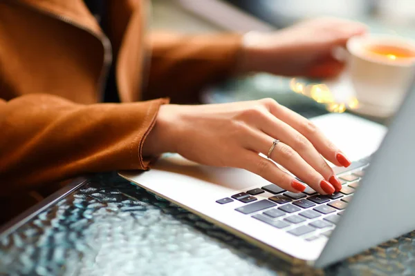 Mujer Joven Con Hermosa Manicura Trabajando Con Ordenador Portátil Primer — Foto de Stock