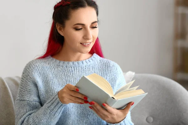 Hermosa Mujer Suéter Azul Libro Lectura Sofá Casa — Foto de Stock