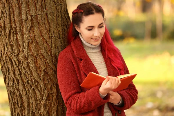 Sonbahar Parkında Ağacın Yanında Kitap Okuyan Güzel Bir Kadın — Stok fotoğraf