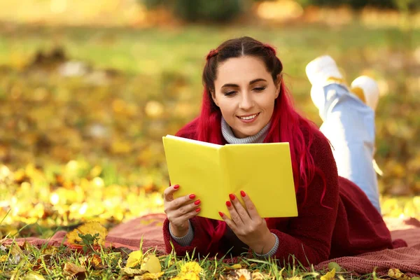 Sonbahar Parkında Kalın Mantolu Güzel Bir Kadın Kitap Okuyor — Stok fotoğraf