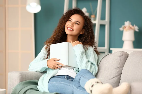 Dreaming Young African American Woman Book Sitting Sofa Home — Stock Photo, Image