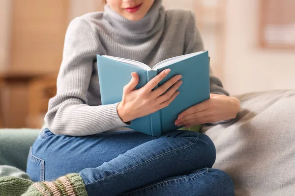 Young Woman Reading Book Sofa Home Closeup — Stock Photo, Image