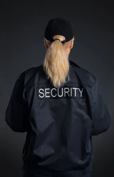 Γυναικεία Φρουρά Ασφαλείας Σκούρο Φόντο Πίσω Όψη — Φωτογραφία Αρχείου
