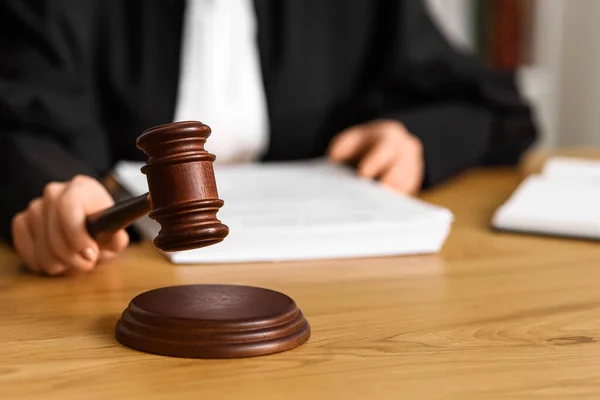 Female Judge Gavel Table Courtroom — Stock Photo, Image