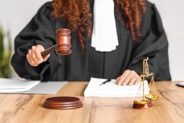 Kadın Yargıç Yerinde Tokmağıyla Mahkeme Salonunda — Stok fotoğraf