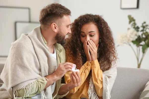 Young Man Proposing His Girlfriend Home — Stock Photo, Image