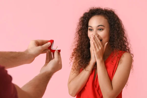 Young Man Proposing His Surprised Girlfriend Color Background — ストック写真