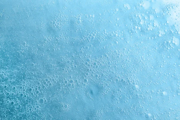 蓝色背景上的气泡与水 — 图库照片