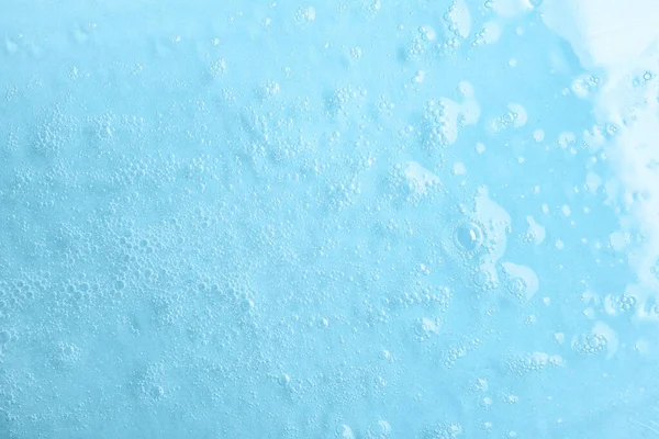 蓝色背景上的气泡与水 — 图库照片