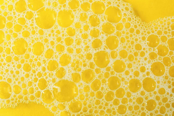 Acqua Con Schiuma Sapone Fondo Giallo Primo Piano — Foto Stock