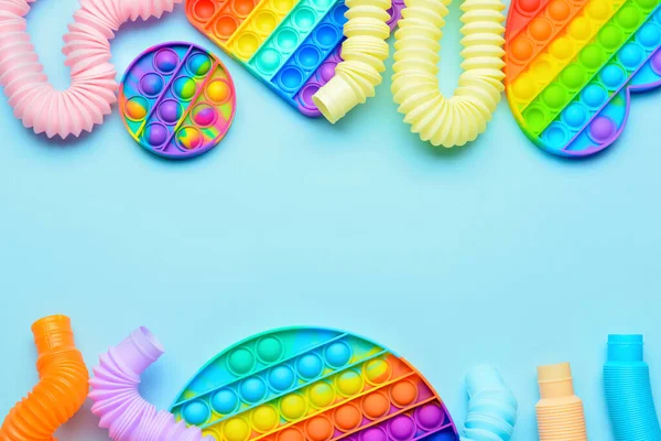 Renkli pop tüpleri ve patlayan oyuncaklar mavi arka planda