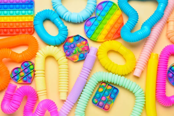 Renkli pop tüpleri ve patlayan oyuncaklar sarı arka planda