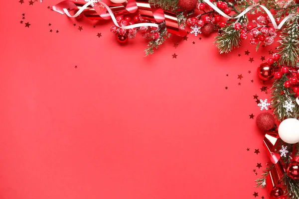 Gyönyörű Karácsonyi Kompozíció Dekoráció Piros Háttér — Stock Fotó