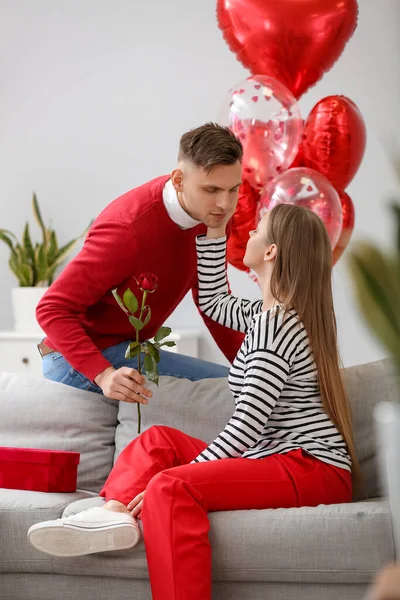Pareja Feliz Celebrando Día San Valentín Casa — Foto de Stock