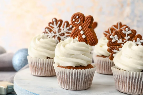 Wooden Board Tasty Christmas Cupcakes Gingerbread Cookies Table Closeup — стоковое фото