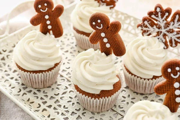 Tray Tasty Christmas Cupcakes Gingerbread Cookies Light Background Closeup — 스톡 사진