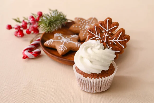 Tasty Christmas Cupcake Gingerbread Cookies Beige Background — Stock Photo, Image