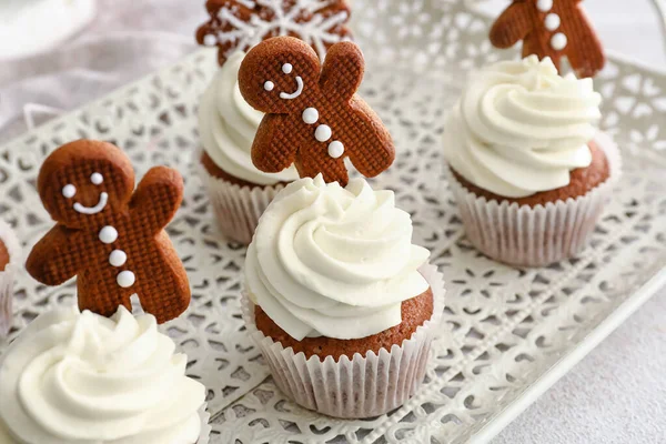 Tray Tasty Christmas Cupcakes Gingerbread Cookies Light Background Closeup — 스톡 사진