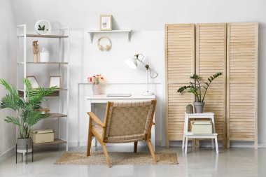 Modern işyeri ve raf ünitesi olan hafif bir ofis.