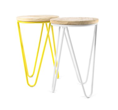 Beyaz arka planda şık kahve masaları