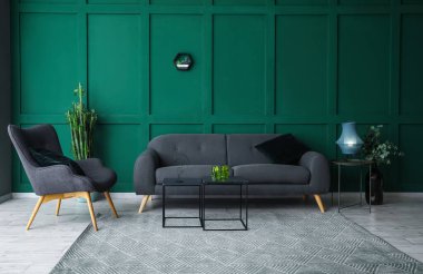 Koltuğu, koltuğu ve kahve masaları olan şık bir oturma odası.