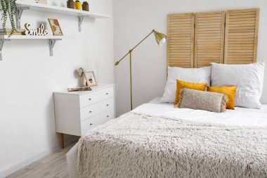 Altın lambalı ve tuvaletli aydınlık yatak odasının içi