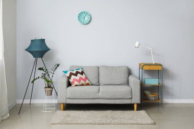 modern oturma odası gri kanepe ve lambalar ile iç