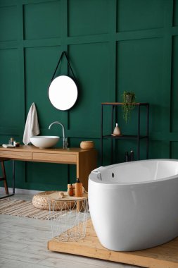 Lavabosu, raf ünitesi ve küveti olan şık bir oda.