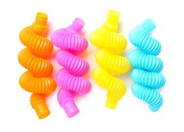 Beyaz arka planda farklı renkli pop tüpleri