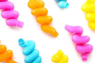 Beyaz arka planda farklı renkli pop tüpleri
