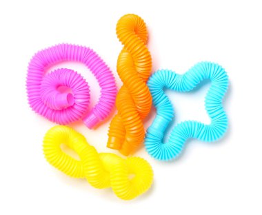 Beyaz arka planda farklı renkli pop tüpleri